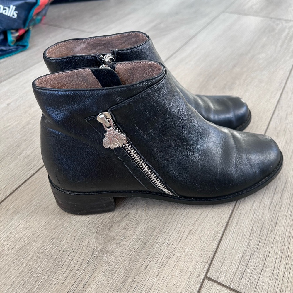 Bettye Muller Bee Black Leather Ankle Booties Zip-Up Minimalist Chic Casual Boot